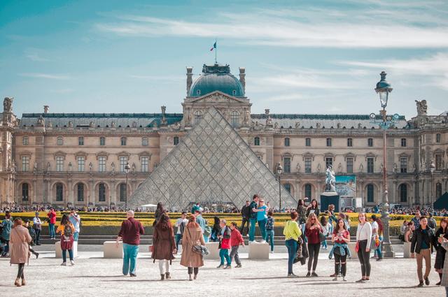 William Olivieri / Unsplash Louvre